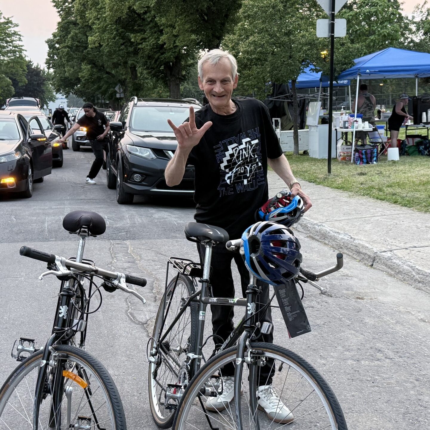 Un citoyen reçoit un vélo gratuit