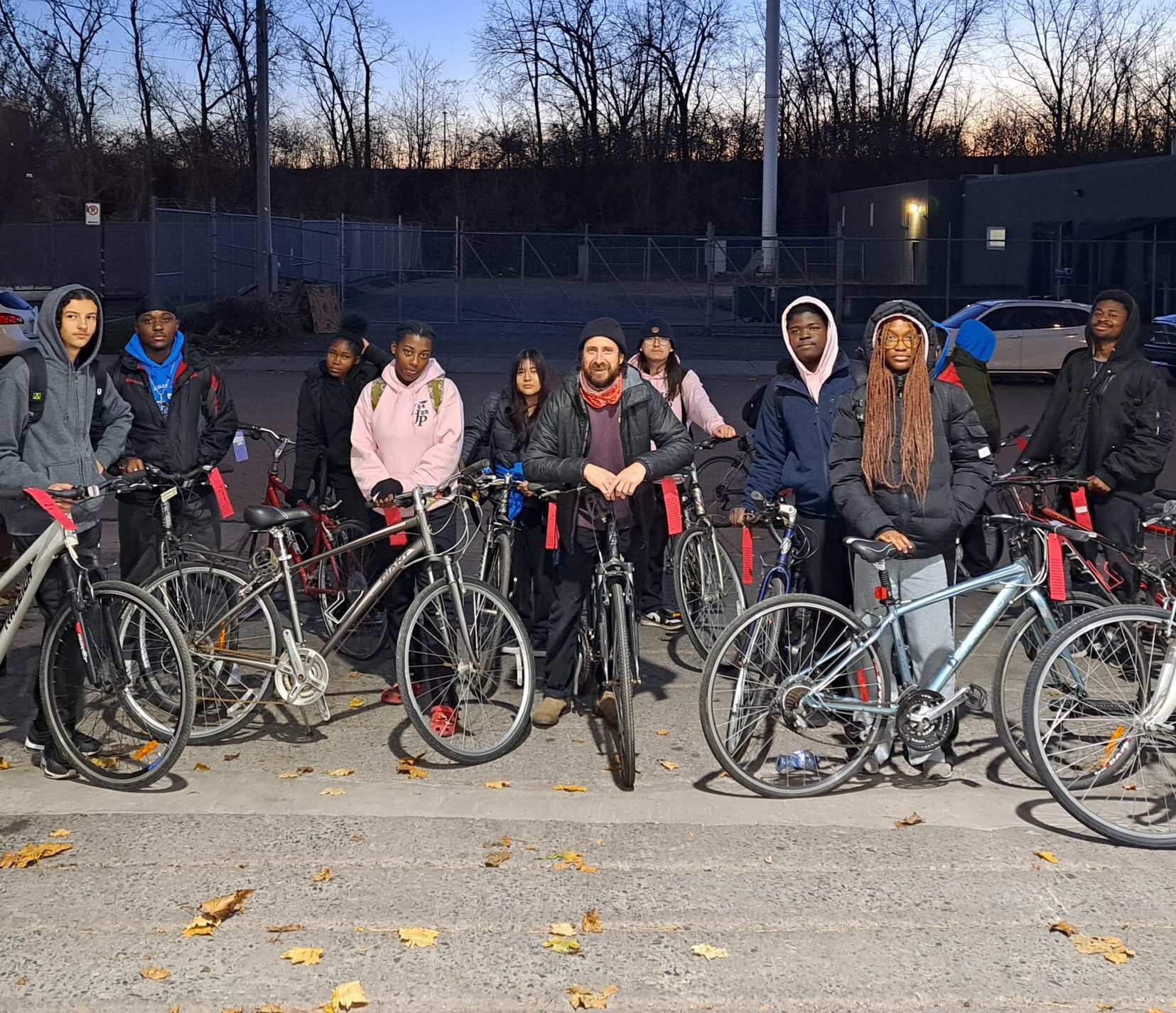 Un groupe d'adolescents avec leurs vélos